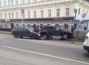 «Приора» и «Дастер» столкнулись и снесли ограждение возле ЦУМа в Ставрополе «Приора» и «Дастер» столкнулись и снесли ограждение возле ЦУМа в Ставрополе