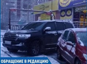 «Бог парковки» «бросил» свой внедорожник поперек тротуара в Ставрополе «Бог парковки» «бросил» свой внедорожник поперек тротуара в Ставрополе