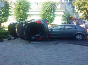 Серьезное ДТП с перевернувшимся кроссовером в центре Ставрополя попало на видео Серьезное ДТП с перевернувшимся кроссовером в центре Ставрополя попало на видео