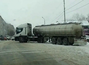 Большегруз с цистерной оказался в ловушке из-за гололеда на КМВ Большегруз с цистерной оказался в ловушке из-за гололеда на КМВ