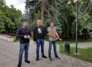 Двое молодых людей отобрали телефон у подростка прямо в центре Пятигорска Двое молодых людей отобрали телефон у подростка прямо в центре Пятигорска