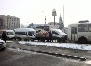 «Автобусная многоножка» из трех маршруток и ПАЗика образовала пробку в Ставрополе «Автобусная многоножка» из трех маршруток и ПАЗика образовала пробку в Ставрополе