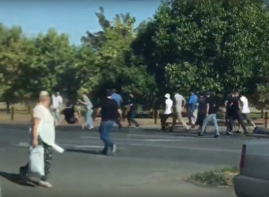 Массовая драка на проезжей части в Буденновске попала на видео Массовая драка на проезжей части в Буденновске попала на видео