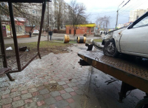 Влетевший в остановку водитель иномарки снес электронное табло в юго-западном районе Ставрополя Влетевший в остановку водитель иномарки снес электронное табло в юго-западном районе Ставрополя
