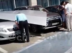 На автомобили под Домом культуры свалилась крыша в Ставрополе На автомобили под Домом культуры свалилась крыша в Ставрополе
