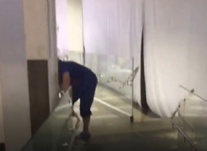 Потоп в торговом центре «Космос» в Ставрополе попал на видео Потоп в торговом центре «Космос» в Ставрополе попал на видео