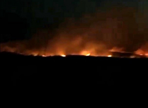 Яркое зарево ночных пожаров под Ставрополем попало на видео Яркое зарево ночных пожаров под Ставрополем попало на видео