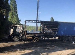Беспощадный огонь практически полностью уничтожил фуру на Ставрополье Беспощадный огонь практически полностью уничтожил фуру на Ставрополье