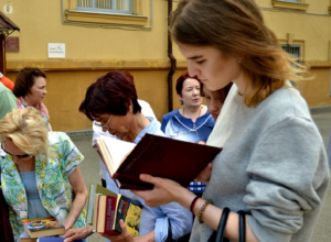 «Значит, не все потеряно»: толпы молодежи пришли за бесплатными книгами в Ставропольскую краевую библиотеку «Значит, не все потеряно»: толпы молодежи пришли за бесплатными книгами в Ставропольскую краевую библиотеку