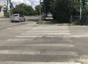 О проваливающемся асфальте на перекрестке в Ставрополе предупредили водители О проваливающемся асфальте на перекрестке в Ставрополе предупредили водители