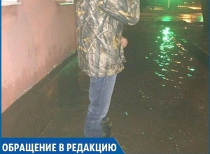 Забитая ливневка создает огромную лужу в центре Ставрополя Забитая ливневка создает огромную лужу в центре Ставрополя