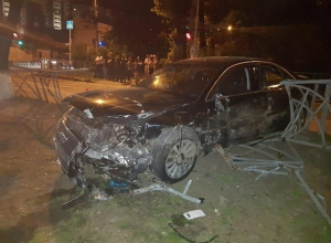 «Ауди-8» врезалась в «Мазду» и снесла ограду в центре Ставрополя - три человека пострадали «Ауди-8» врезалась в «Мазду» и снесла ограду в центре Ставрополя - три человека пострадали