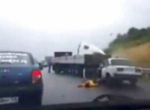 Смертельное ДТП с фурой и тремя ВАЗами сняли очевидцы на видео в Ставропольском крае Смертельное ДТП с фурой и тремя ВАЗами сняли очевидцы на видео в Ставропольском крае