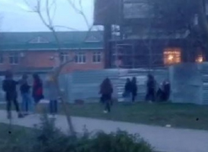 Зверское избиение девочки-подростка толпой школьниц попало на видео в Буденновске Зверское избиение девочки-подростка толпой школьниц попало на видео в Буденновске