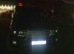 Паркуюсь как хочу: автохам на внедорожнике «залез» на остановку в Ставрополе Паркуюсь как хочу: автохам на внедорожнике «залез» на остановку в Ставрополе
