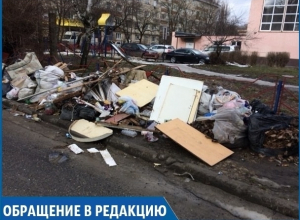 Целые «баррикады» из мусора ограждают детскую площадку от внешнего мира в Ставрополе Целые «баррикады» из мусора ограждают детскую площадку от внешнего мира в Ставрополе