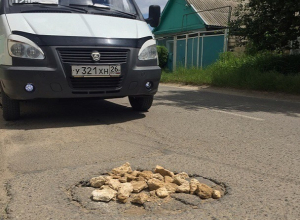 За «шикарный» ремонт дорог иронически поблагодарили свои власти водители в Михайловске За «шикарный» ремонт дорог иронически поблагодарили свои власти водители в Михайловске