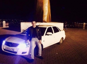 Очередной любитель красивых фотоснимков заехал на «Приоре» к памятнику солдату в Ставрополе Очередной любитель красивых фотоснимков заехал на «Приоре» к памятнику солдату в Ставрополе
