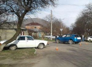 Двух женщин увезла «скорая» после ДТП с «Тойотой» и «Волгой» в Пятигорске Двух женщин увезла «скорая» после ДТП с «Тойотой» и «Волгой» в Пятигорске