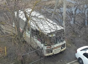 Маршрутный автобус №38 «разрушает» детскую площадку во дворе одного из домов Ставрополя Маршрутный автобус №38 «разрушает» детскую площадку во дворе одного из домов Ставрополя