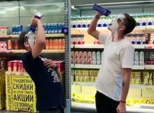 Наглые подростки обливались молоком в супермаркете и попали на видео на Ставрополье Наглые подростки обливались молоком в супермаркете и попали на видео на Ставрополье