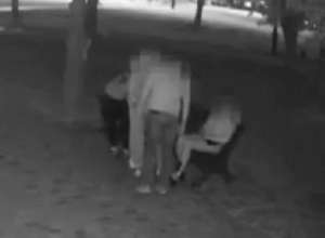 Появилось видео присвоения 80 тысяч рублей из забытой на лавочке барсетки на Ставрополье Появилось видео присвоения 80 тысяч рублей из забытой на лавочке барсетки на Ставрополье