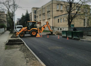 Постеленный вечером асфальт в Ессентуках начали снимать утром Постеленный вечером асфальт в Ессентуках начали снимать утром