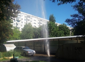 Мощный гейзер образовался из-за прорванной трубы в Ставрополе Мощный гейзер образовался из-за прорванной трубы в Ставрополе