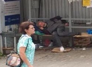Бомжа с гниющей ногой потребовали убрать с остановки в центре Пятигорска местные жители Бомжа с гниющей ногой потребовали убрать с остановки в центре Пятигорска местные жители