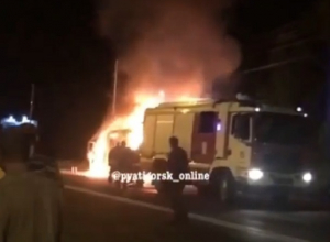 Момент взрыва микроавтобуса попал на видео в Пятигорске Момент взрыва микроавтобуса попал на видео в Пятигорске