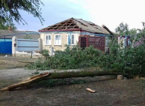 Штормовой ветер сорвал крыши с домов и повалил деревья в селе на Ставрополье Штормовой ветер сорвал крыши с домов и повалил деревья в селе на Ставрополье