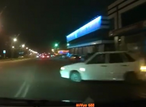 «Дедушка Мороз, подари этому Оленю мозги!» - водитель чудом избежал ДТП в Ставрополе «Дедушка Мороз, подари этому Оленю мозги!» - водитель чудом избежал ДТП в Ставрополе