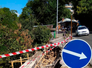 Оползень разрушил тротуар в центре Ставрополя Оползень разрушил тротуар в центре Ставрополя