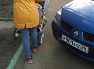 Паркуюсь как хочу: автохам загородил проход по тротуару в Ставрополе Паркуюсь как хочу: автохам загородил проход по тротуару в Ставрополе