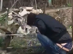 Рыскающего в поисках закладки «искателя приключений» сняли на видео в Пятигорске Рыскающего в поисках закладки «искателя приключений» сняли на видео в Пятигорске