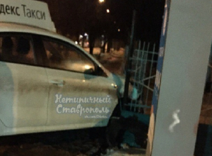 В столкновении двух иномарок в Ставрополе участвовала машина такси В столкновении двух иномарок в Ставрополе участвовала машина такси