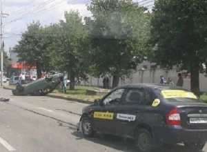 Уходя от погони, «легковушка» врезалась в иномарку, которая перевернулась в Ставрополе Уходя от погони, «легковушка» врезалась в иномарку, которая перевернулась в Ставрополе
