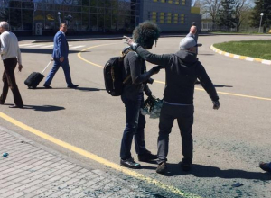 Скандального блогера Илью Варламова в самом благоустроенном городе встретили с «особым гостеприимством» Скандального блогера Илью Варламова в самом благоустроенном городе встретили с «особым гостеприимством»
