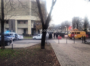 Студентов СКФУ массово эвакуировали из-за подозрительного пакета в холле здания Студентов СКФУ массово эвакуировали из-за подозрительного пакета в холле здания