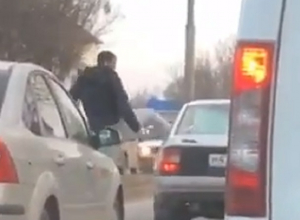 Разгневанный водитель устроил жесткую разборку на дороге и попал на видео в Пятигорске Разгневанный водитель устроил жесткую разборку на дороге и попал на видео в Пятигорске