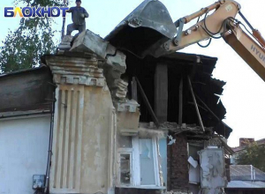 «Да кому нужен этот поэт, написал-то две строчки»: занесенный в список культурного наследия дом 19 века варварски сносят в центре Ставрополя «Да кому нужен этот поэт, написал-то две строчки»: занесенный в список культурного наследия дом 19 века варварски сносят в центре Ставрополя