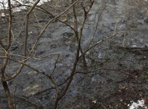 Бурные потоки канализационной воды текут по склону горы Железноводска Бурные потоки канализационной воды текут по склону горы Железноводска