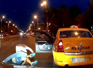 Вместо оплаты поездки клиент избил таксиста и угнал его машину в Ставрополе Вместо оплаты поездки клиент избил таксиста и угнал его машину в Ставрополе