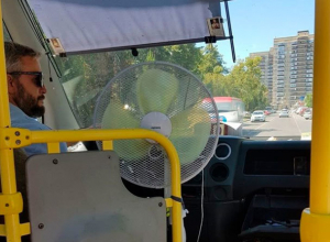 Заботливый водитель автобуса установил вентилятор для пассажиров в Ставрополе Заботливый водитель автобуса установил вентилятор для пассажиров в Ставрополе
