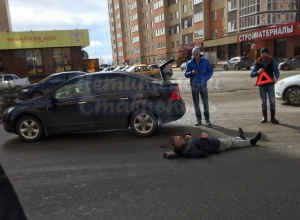 Молодого мужчину сбила иномарка на перекрестке в Ставрополе Молодого мужчину сбила иномарка на перекрестке в Ставрополе