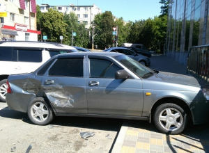 «Истребитель Приор»: «БМВ» «смяла» легковушку и скрылась с места ДТП в Ставрополе «Истребитель Приор»: «БМВ» «смяла» легковушку и скрылась с места ДТП в Ставрополе