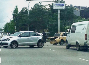 «Фольксваген» и «шестерка» отбили себе зад в ДТП у кладбища в Ставрополе «Фольксваген» и «шестерка» отбили себе зад в ДТП у кладбища в Ставрополе