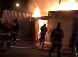Появилось видео сильного пожара в сувлачной на рынке в Ставрополе Появилось видео сильного пожара в сувлачной на рынке в Ставрополе