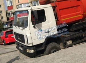 Мусоровоз застрял в огромной дыре на дороге в Ставрополе Мусоровоз застрял в огромной дыре на дороге в Ставрополе
