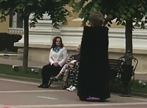 Странно передвигавшийся горец в папахе и бурке удивил жителей Кисловодска и попал на видео Странно передвигавшийся горец в папахе и бурке удивил жителей Кисловодска и попал на видео